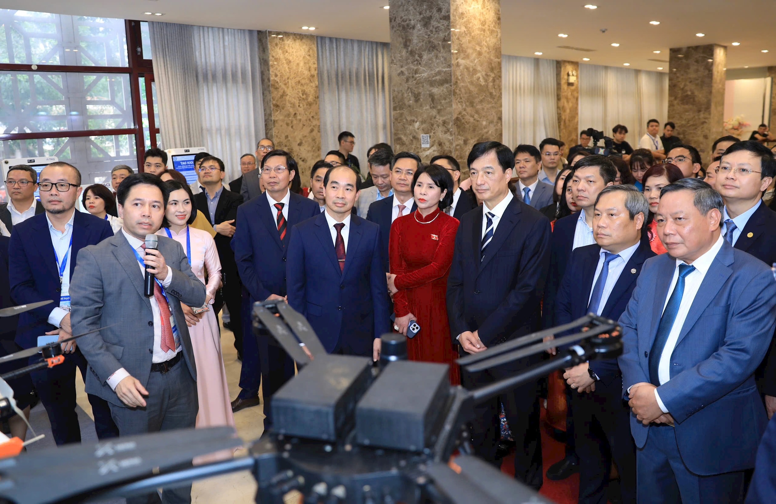 Chương trình vinh dự đón tiếp đồng chí Nguyễn Duy Ngọc, Ủy viên Bộ Chính trị, Bí thư Thành ủy Hà Nội; đồng chí Vũ Đại Thắng, Ủy viên Trung ương Đảng, Phó Bí thư Thành ủy, Chủ tịch UBND Thành phố Hà Nội; đồng chí Vũ Thu Hà, Phó Chủ tịch UBND Thành phố Hà Nội; đồng chí Trần Thị Nhị Hà, Phó Chủ nhiệm Ủy ban Dân nguyện và Giám sát của Quốc hội; đồng chí Nguyễn Thị Liên Hương, Thứ trưởng Bộ Y tế cùng lãnh đạo các sở, ban, ngành và các đơn vị trực thuộc ngành Y tế tham dự chương trình.
