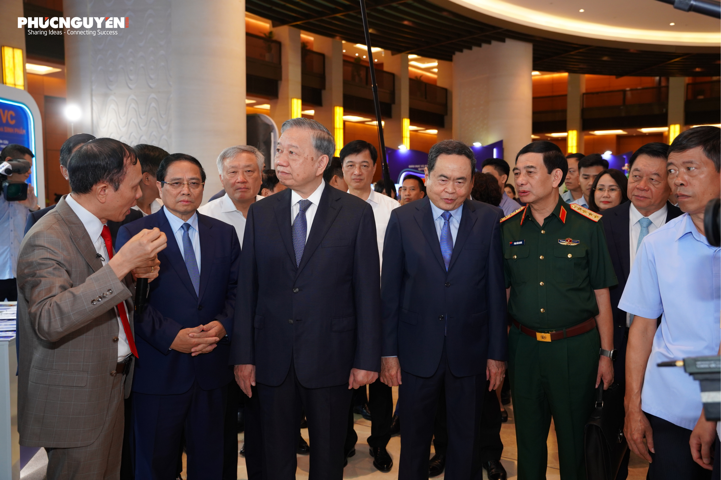 Triển lãm “Những thành tựu nổi bật của ngành y tế và ngành giáo dục - đào tạo”